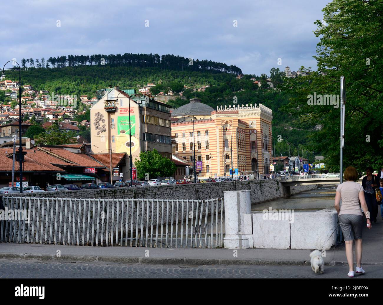 Der Fluss Miljacka in Sarajevo, Bosnien und Herzegowina. Stockfoto