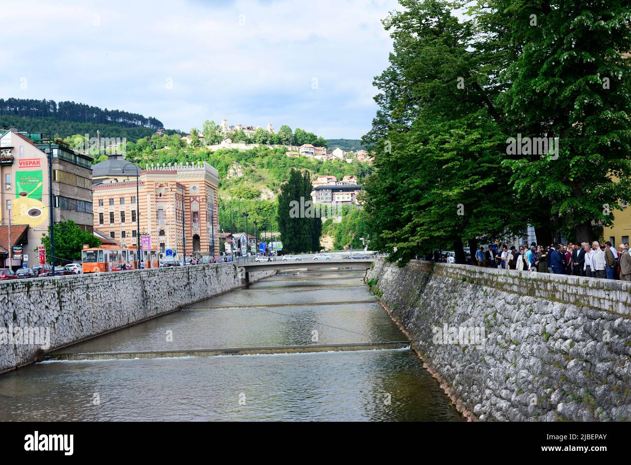 Der Fluss Miljacka in Sarajevo, Bosnien und Herzegowina. Stockfoto