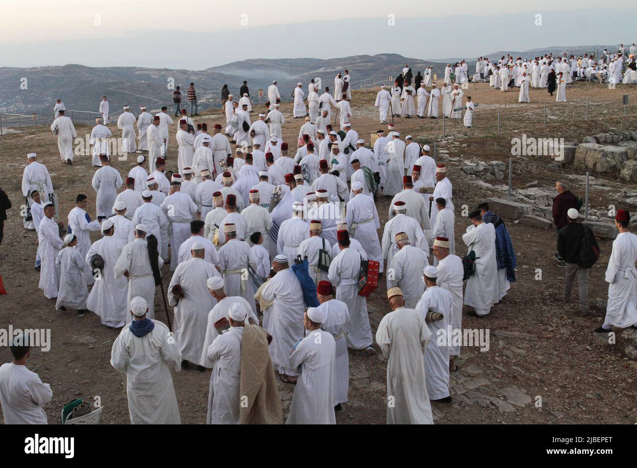 Nablus, Palästina. 27.. Mai 2022. Mitglieder der alten Samariter-Gemeinde beten während des Festes von Shavuot auf dem Berg Gerizim in der Nähe der Stadt Nablus am Westjordanland. Die Samariter stammten aus den alten israelitischen Stämmen Menashe und Ephraim, brachen aber vor 2.800 Jahren vom Mainstream-Judentum ab. Heute leben etwa 700 der verbleibenden Samariter in der palästinensischen Stadt Nablus im Westjordanland und in der israelischen Stadt Holon südlich von Tel Aviv. Kredit: SOPA Images Limited/Alamy Live Nachrichten Stockfoto