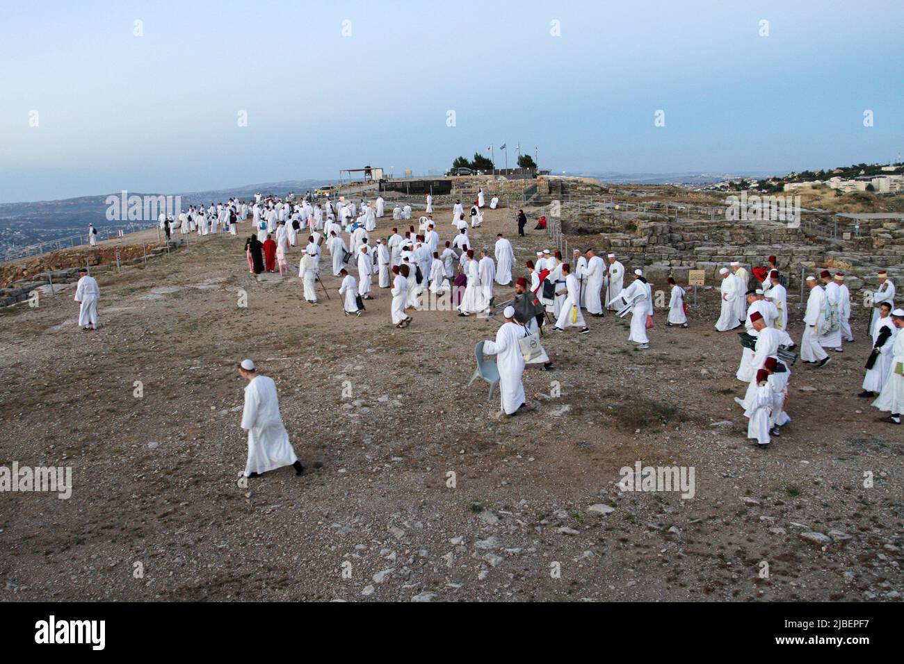 Nablus, Palästina. 05.. Juni 2022. Mitglieder der alten samaritanischen Gemeindeparade während der Shavuot-Ferien auf dem Berg Gerizim in der Nähe der Stadt Nablus im Westjordanland. Die Samariter stammten aus den alten israelitischen Stämmen Menashe und Ephraim, brachen aber vor 2.800 Jahren vom Mainstream-Judentum ab. Heute leben etwa 700 der verbleibenden Samariter in der palästinensischen Stadt Nablus im Westjordanland und in der israelischen Stadt Holon südlich von Tel Aviv. Kredit: SOPA Images Limited/Alamy Live Nachrichten Stockfoto