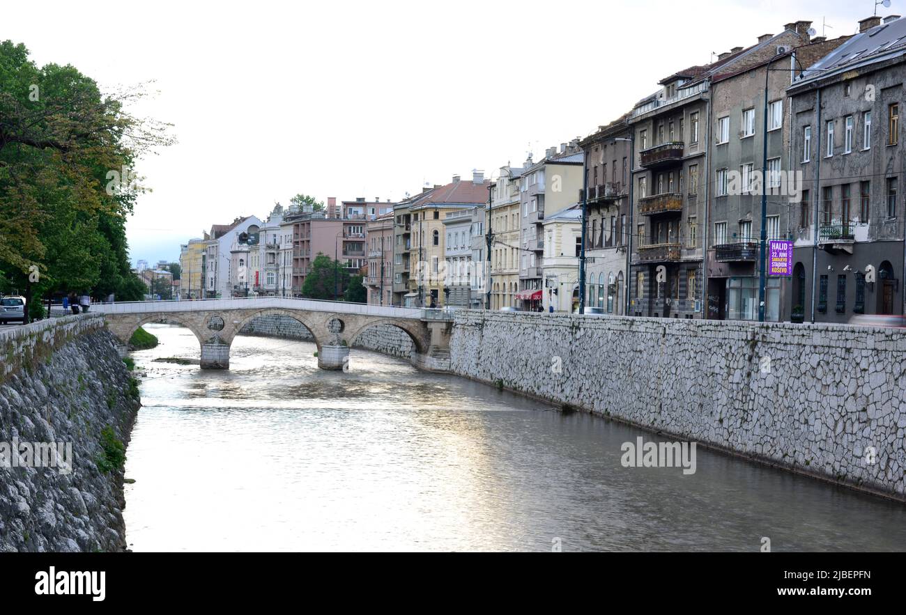 Lateinische Brücke über den Fluss Miljacka in Sarajevo, Bosnien und Herzegowina. Stockfoto