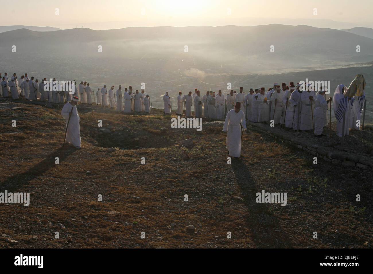 Nablus, Palästina. 05.. Juni 2022. Mitglieder der alten samaritanischen Gemeindeparade während der Shavuot-Ferien auf dem Berg Gerizim in der Nähe der Stadt Nablus im Westjordanland. Die Samariter stammten aus den alten israelitischen Stämmen Menashe und Ephraim, brachen aber vor 2.800 Jahren vom Mainstream-Judentum ab. Heute leben etwa 700 der verbleibenden Samariter in der palästinensischen Stadt Nablus im Westjordanland und in der israelischen Stadt Holon südlich von Tel Aviv. (Foto von Nasser Ishtayeh/SOPA Images/Sipa USA) Quelle: SIPA USA/Alamy Live News Stockfoto