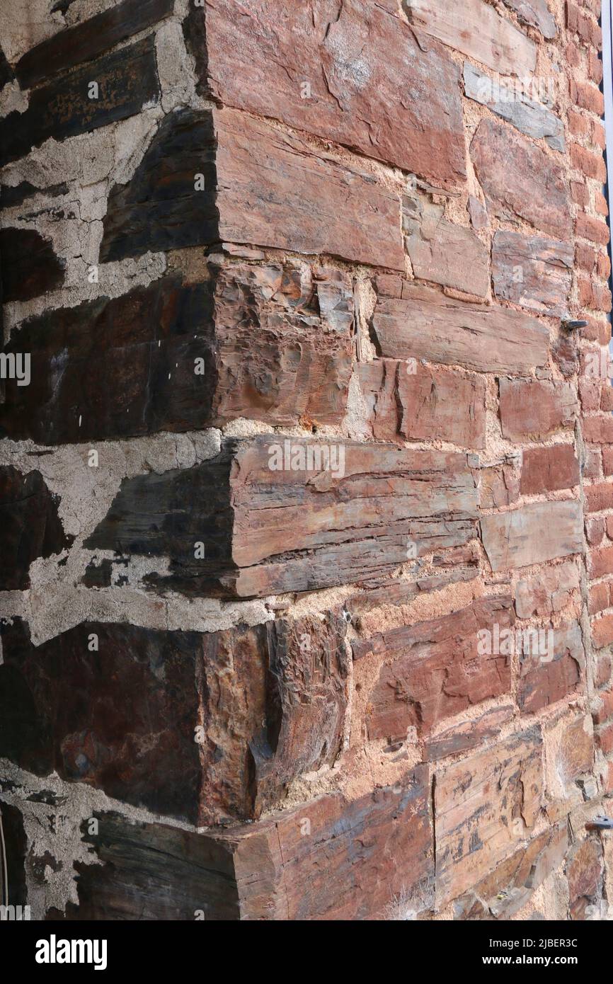 Rand einer Mauer auf einem alten Ziegelgebäude, mit Nahaufnahme von Ziegel und Mörtel. Stockfoto