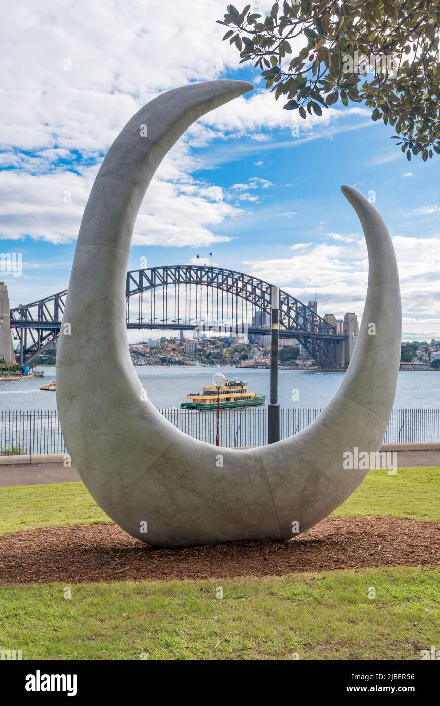 Juni 2022 Sydney, Aust: Eine neue Skulptur wurde auf den Rasenflächen des Tarpeian Precinct oberhalb der Dubbagullee enthüllt (Bennelong PT und das Sydney Opera House) Stockfoto