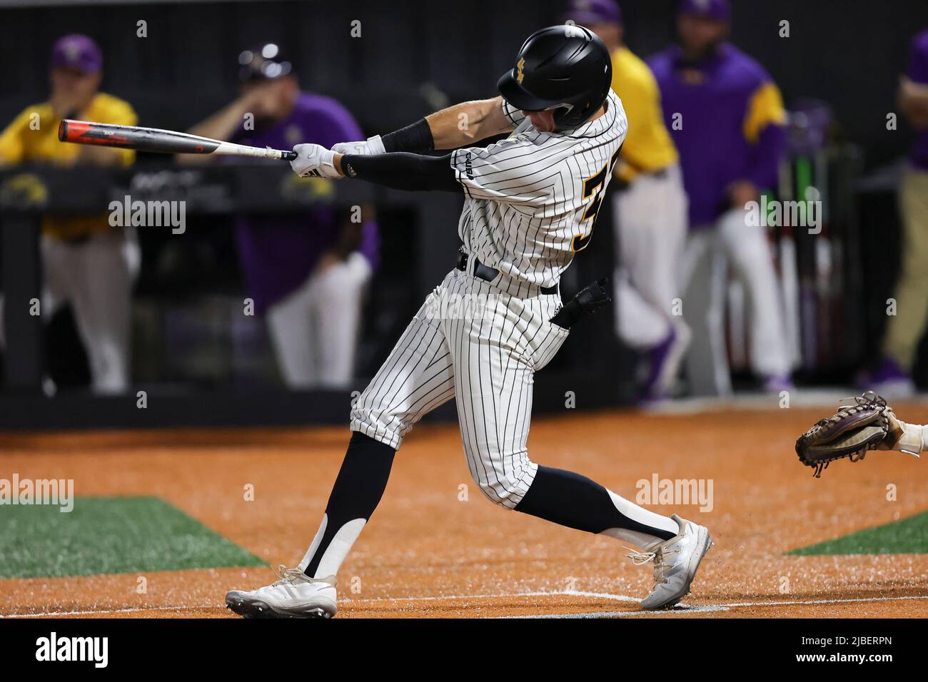 Mississippi. USA, Southern Miss, USA. 5.. Juni 2022. Outfielder Carson Paetow (37) trifft während eines College-Baseballspiels zwischen Southern Miss und LSU im NCAA Baseballstadion im Pete Taylor Park, Hattiesburg, Mississippi, einen Heimlauf im achten Inning. Bobby McDuffie/CSM/Alamy Live News Stockfoto