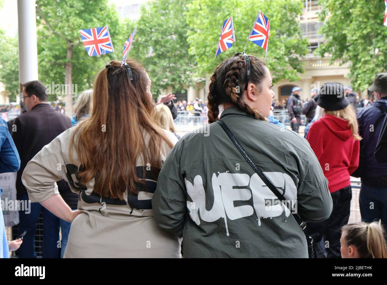 London, Großbritannien, 5.. Juni 2022. Am vierten und letzten Tag des Platin-Jubiläums der Königin endete die Feier mit einem 3 Kilometer langen Festzug, bei dem siebentausend Menschen entlang Whitehall, The Mall und Birdcage Walk vorgeführt wurden. Die Mitglieder der Öffentlichkeit hielten weiterhin alle Register und kleiden sich in Union Jack-Farben, was viele als ein „einmaliges Ereignis“ bezeichneten. Kredit: Elfte Stunde Fotografie/Alamy Live Nachrichten Stockfoto