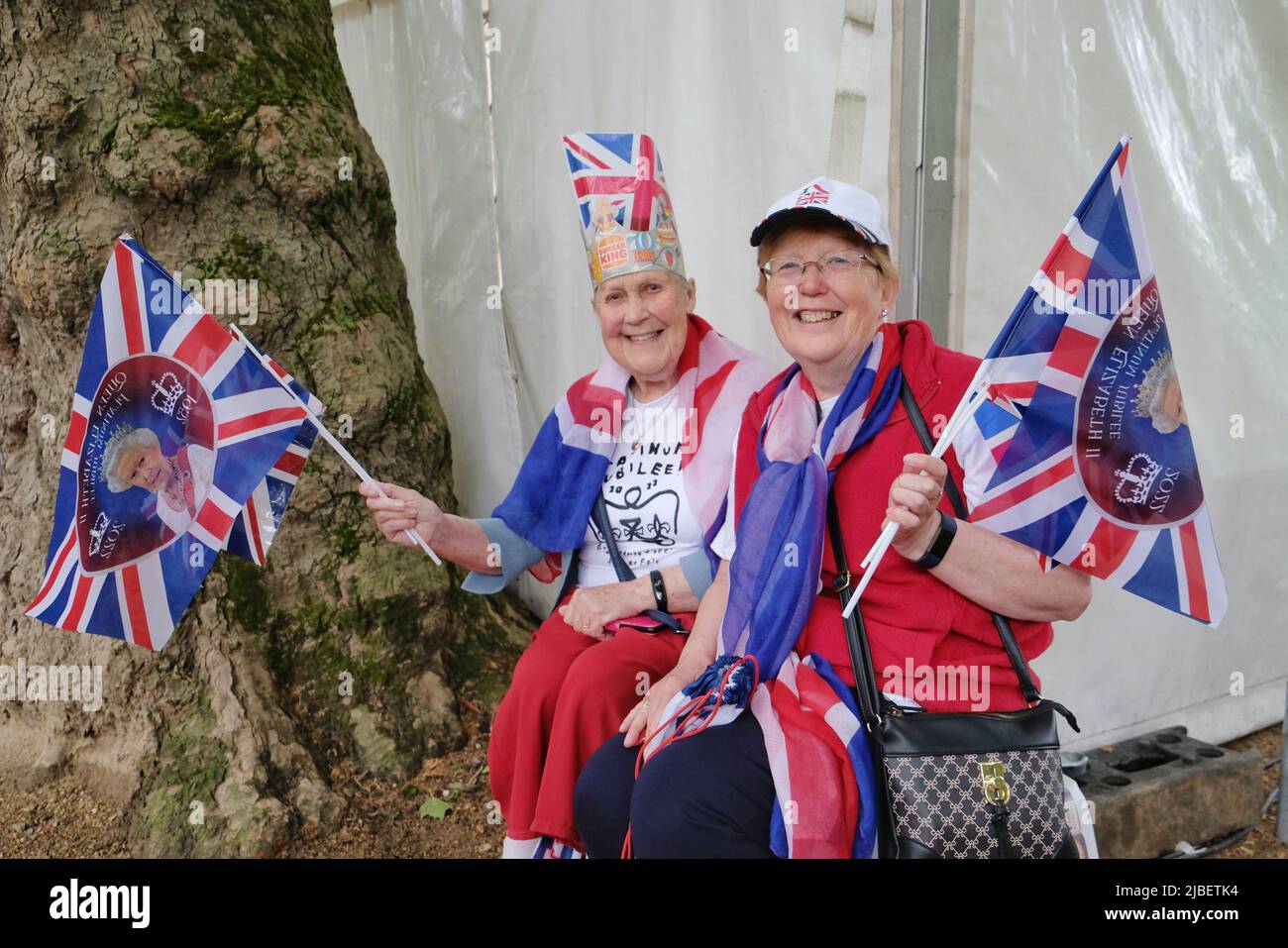 London, Großbritannien, 5.. Juni 2022. Am vierten und letzten Tag des Platin-Jubiläums der Königin endete die Feier mit einem 3 Kilometer langen Festzug, bei dem siebentausend Menschen entlang Whitehall, The Mall und Birdcage Walk vorgeführt wurden. Die Mitglieder der Öffentlichkeit hielten weiterhin alle Register und kleiden sich in Union Jack-Farben, was viele als ein „einmaliges Ereignis“ bezeichneten. Kredit: Elfte Stunde Fotografie/Alamy Live Nachrichten Stockfoto