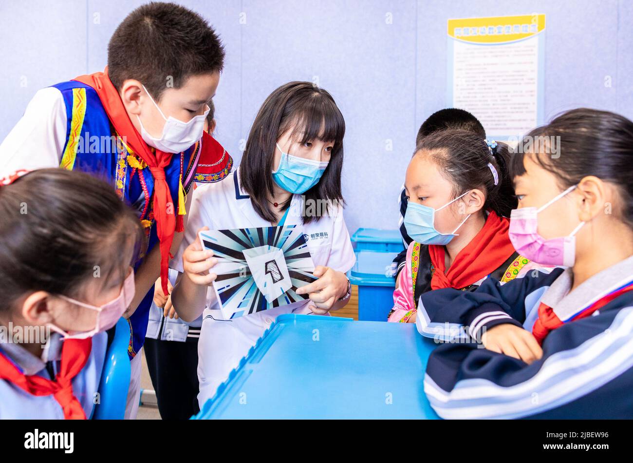 HOHHOT, CHINA - 6. JUNI 2022 - der Augenarzt Zhao Yu führt visuelle Wahrnehmungs- und stereoskopische Sehtests für Studenten am Nanchaihuo Shijie Prim durch Stockfoto