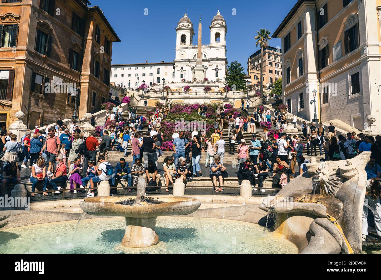 Spanische Treppe und Brunnen in Rom, Italien ist eine beliebte Touristenattraktion Stockfoto