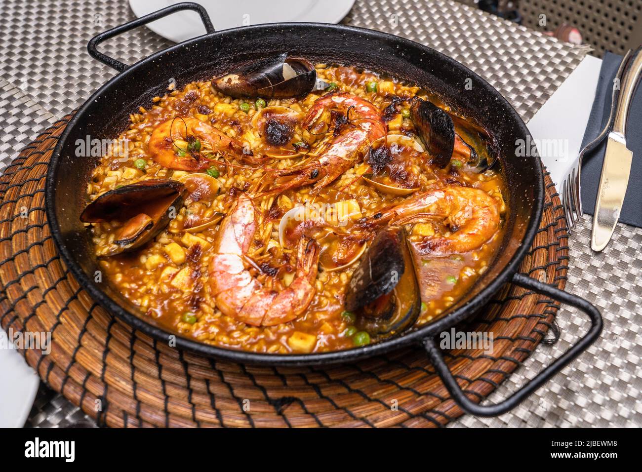Heißes Gericht mit Paella mit Muscheln und Garnelen in einem Café in Barcelona, Spanien Stockfoto