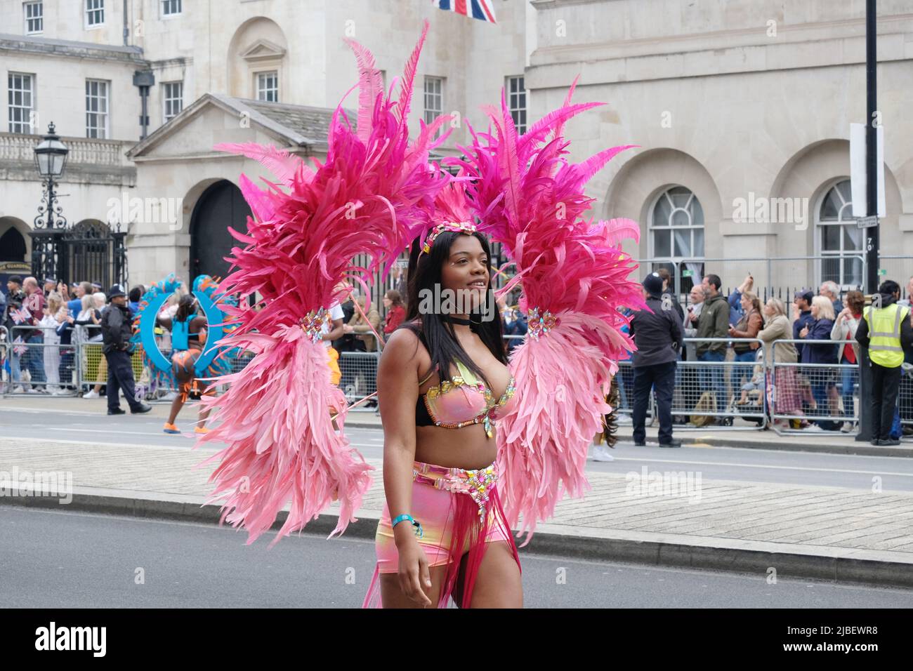 London, Großbritannien, 5.. Juni 2022. Am letzten Tag der Feierlichkeiten zum Platin-Jubiläum fand auf einer drei Kilometer langen Strecke ein Festzug statt, der die 70-jährige Regierungszeit der Königin anführte. Die Parade bestand aus vier Teilen und umfasste militärische Repräsentationen, kulturelle Elemente der letzten 70 Jahre sowie öffentliche Persönlichkeiten, Gemeindegruppen und ein Finale vor dem Buckingham Palace. Kredit: Elfte Stunde Fotografie/Alamy Live Nachrichten Stockfoto