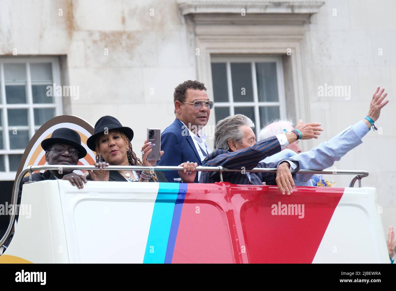 London, Großbritannien, 5.. Juni 2022. Craig Charles schaut aus einem offenen Bus, der die 1970s während des letzten Tages der Platinum Jubilee Feiern repräsentiert. Ein 3 Kilometer langer Festzug fand statt, der die 70-jährige Regierungszeit der Königin markierte. Es besteht aus vier Teilen und umfasst militärische Repräsentationen, kulturelle Elemente der letzten siebzig Jahre sowie Persönlichkeiten des öffentlichen Lebens, Gemeindegruppen und ein Finale vor dem Buckingham Palace. Kredit: Elfte Stunde Fotografie/Alamy Live Nachrichten Stockfoto