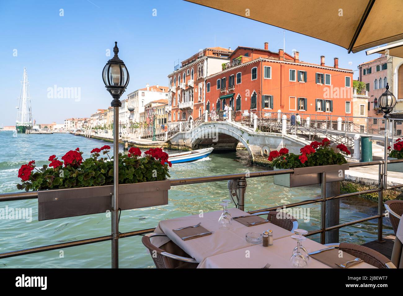 Landschaftlich schöner Blick auf das Café im Freien in Venedig, Italien Stockfoto