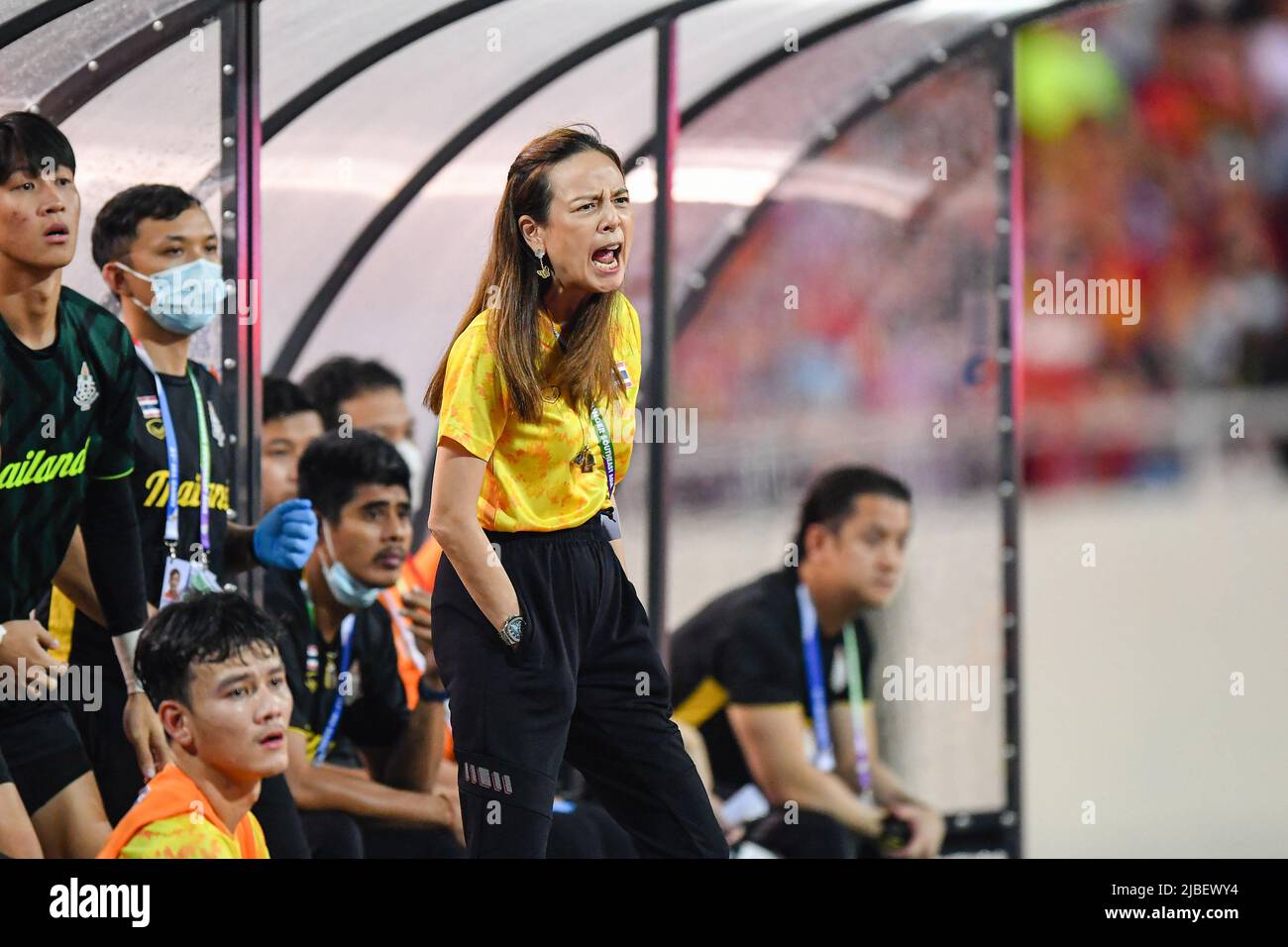 General Manager Nualphan Lamsam aus Thailand reagiert während des Sea Games 2022-Spiels zwischen Thailand und Vietnam im My Dinh National Stadium. Endstand; Thailand 0:1 Vietnam. Stockfoto