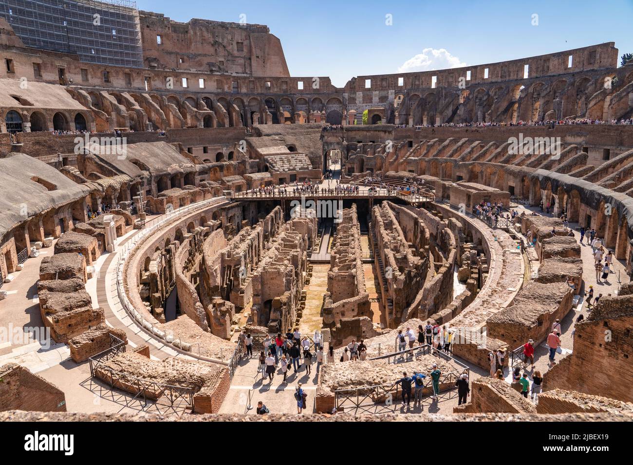 Das Kolosseum in Rom, Italien, ist das größte antike Amphitheater der Welt, das 79 n. Chr. erbaut wurde Stockfoto