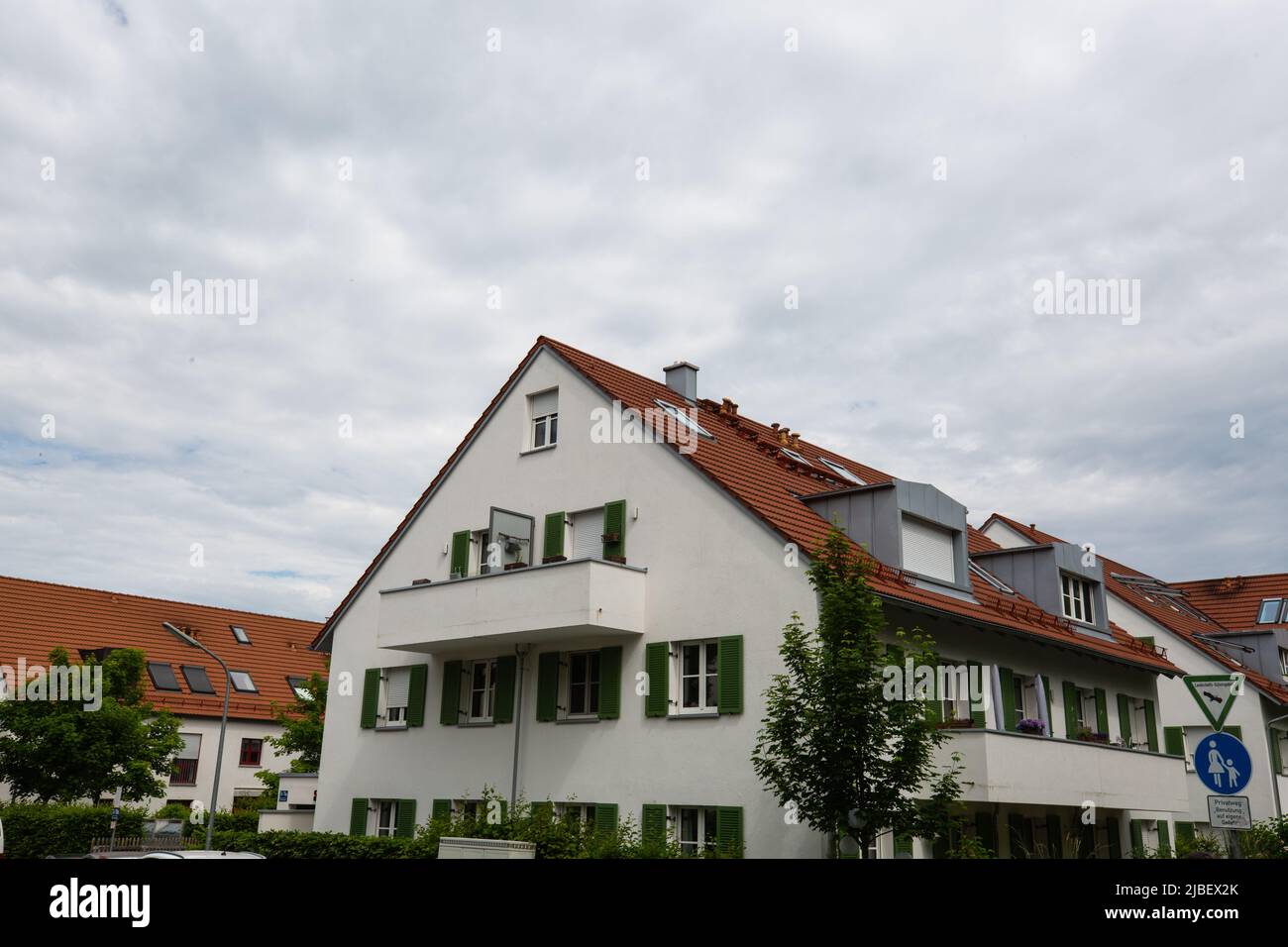 Mehrfamilienhaus in Deutschland, Wohnanlage in Bayern, schöne Häuser Stockfoto