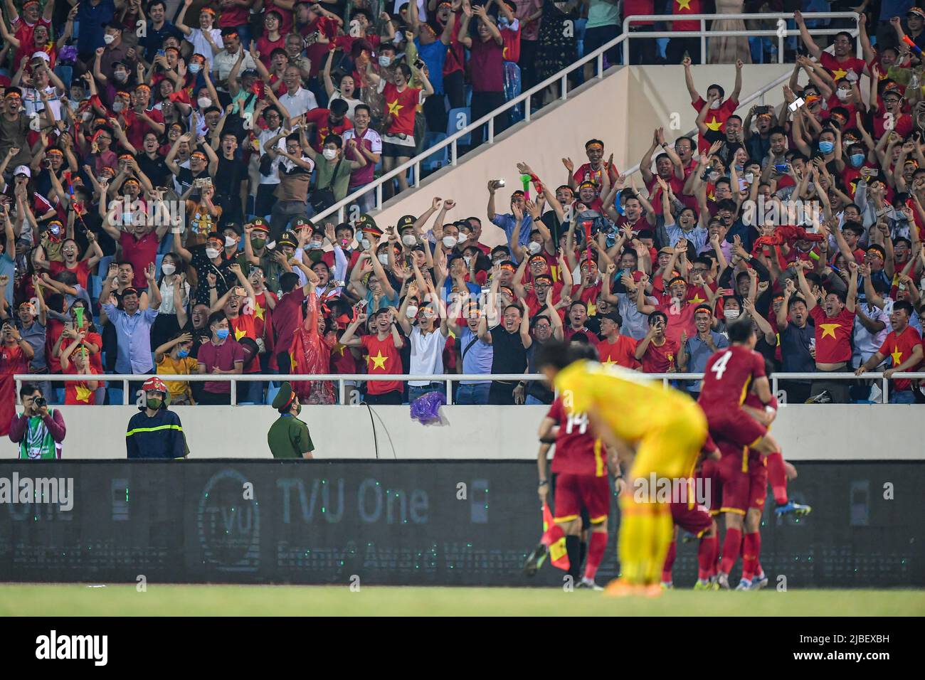 Hanoi, Vietnam. 22.. Mai 2022. Vietnam-Fans sahen Jubel während des Sea Games 2022-Spiels zwischen Thailand und Vietnam im My Dinh National Stadium. Endstand; Thailand 0:1 Vietnam. (Foto von Amphol Thongmueangluang/SOPA Images/Sipa USA) Quelle: SIPA USA/Alamy Live News Stockfoto