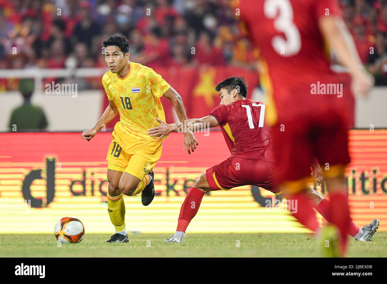 Weerathep Pomphun (L) aus Thailand und Dung Nham Manh (R) aus Vietnam in Aktion während des Sea Games 2022-Spiels zwischen Thailand und Vietnam im My Dinh National Stadium. Endstand; Thailand 0:1 Vietnam. (Foto von Amphol Thongmueangluang / SOPA Images/Sipa USA) Stockfoto