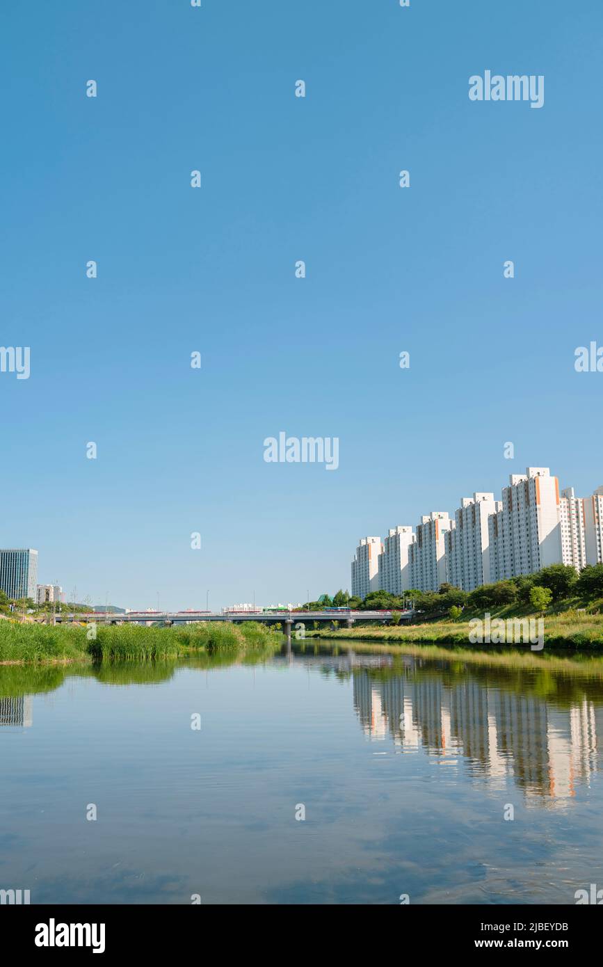 Anyangcheon Stream Park und Wohngebäude in Seoul, Korea Stockfoto