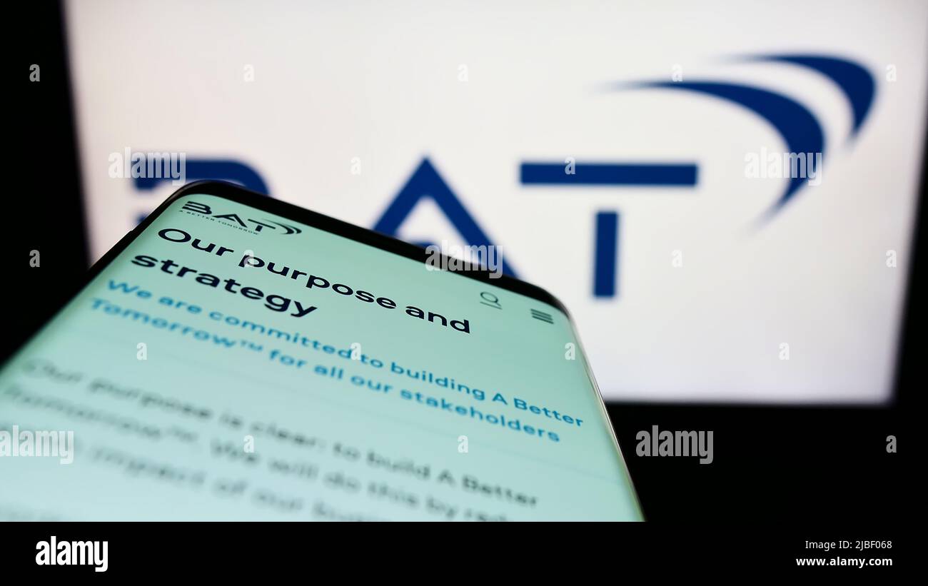 Smartphone mit Webseite der Firma British American Tobacco plc (BAT) auf dem Bildschirm vor dem Unternehmenslogo. Konzentrieren Sie sich auf die obere linke Seite des Telefondisplays. Stockfoto