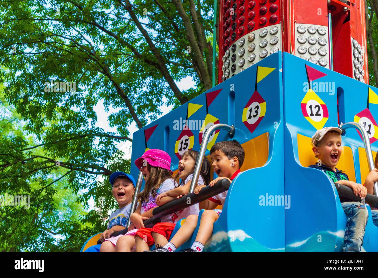 Vergnügungspark für Kinder mit Fahrgeschäften, Spielen, Aktivitäten und Snacks in einer spielplatzähnlichen Umgebung.Varna, Sea Garden, Bulgarien Stockfoto
