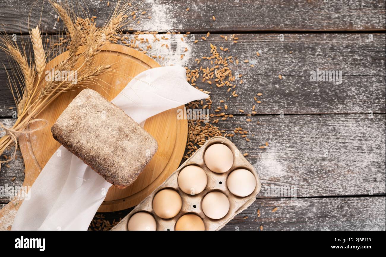 Frisch gebackenes traditionelles ländliches Roggenbrot auf Holzhintergrund, oben Stockfoto