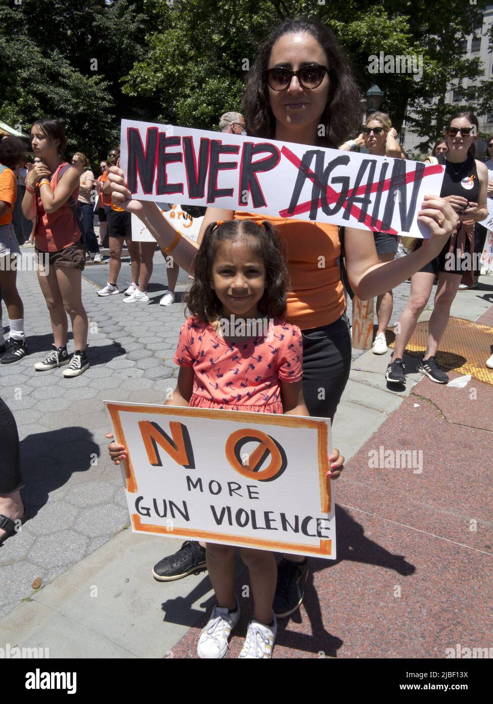 Mütter fordern Aktion für Gun Sense March am 4. Juni 2022. Hunderte von Demonstranten marschierten vom Foley Square in Lower Manhattan zum Cadman Plaza gegenüber Stockfoto