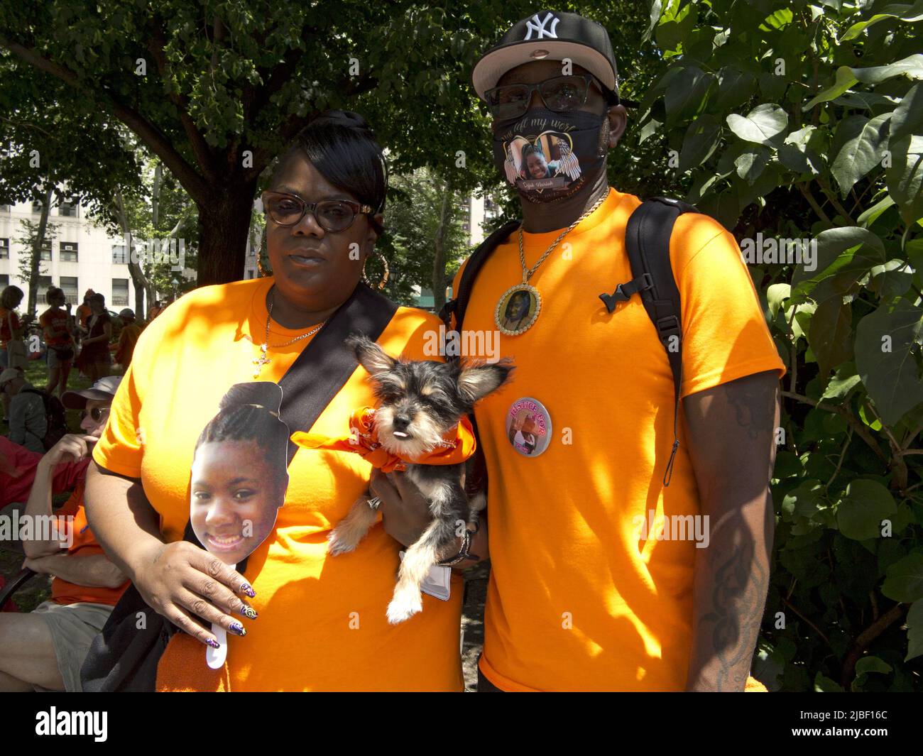 Mütter fordern am 4. Juni 2022 auf dem Foley Square in NYC Aktion für eine Gun Sense-Rallye. Eltern eines Mädchens, das von einer verirrten Kugel ermordet wurde, tragen ihr Foto und tragen es. Stockfoto