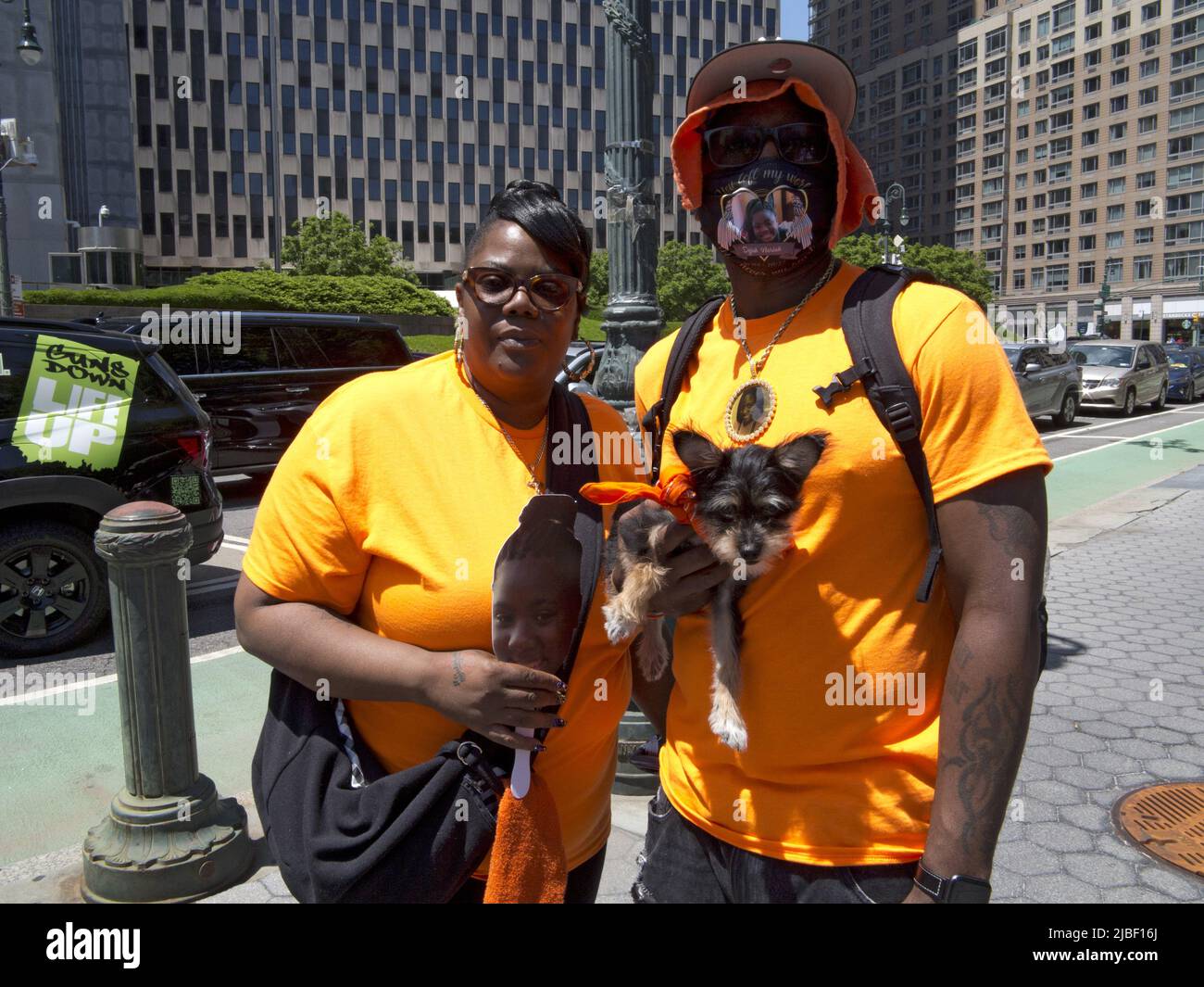 Mütter fordern am 4. Juni 2022 auf dem Foley Square in NYC Aktion für eine Gun Sense-Rallye. Eltern eines Mädchens, das von einer verirrten Kugel ermordet wurde, tragen ihr Foto und tragen es. Stockfoto