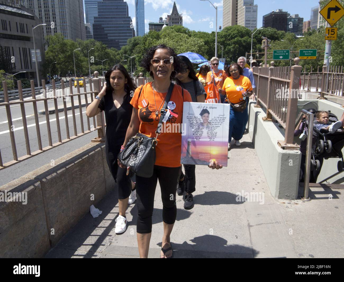 Mütter fordern Aktion für Gun Sense March am 4. Juni 2022. Hunderte von Demonstranten marschierten vom Foley Square in Lower Manhattan zum Cadman Plaza gegenüber. Stockfoto