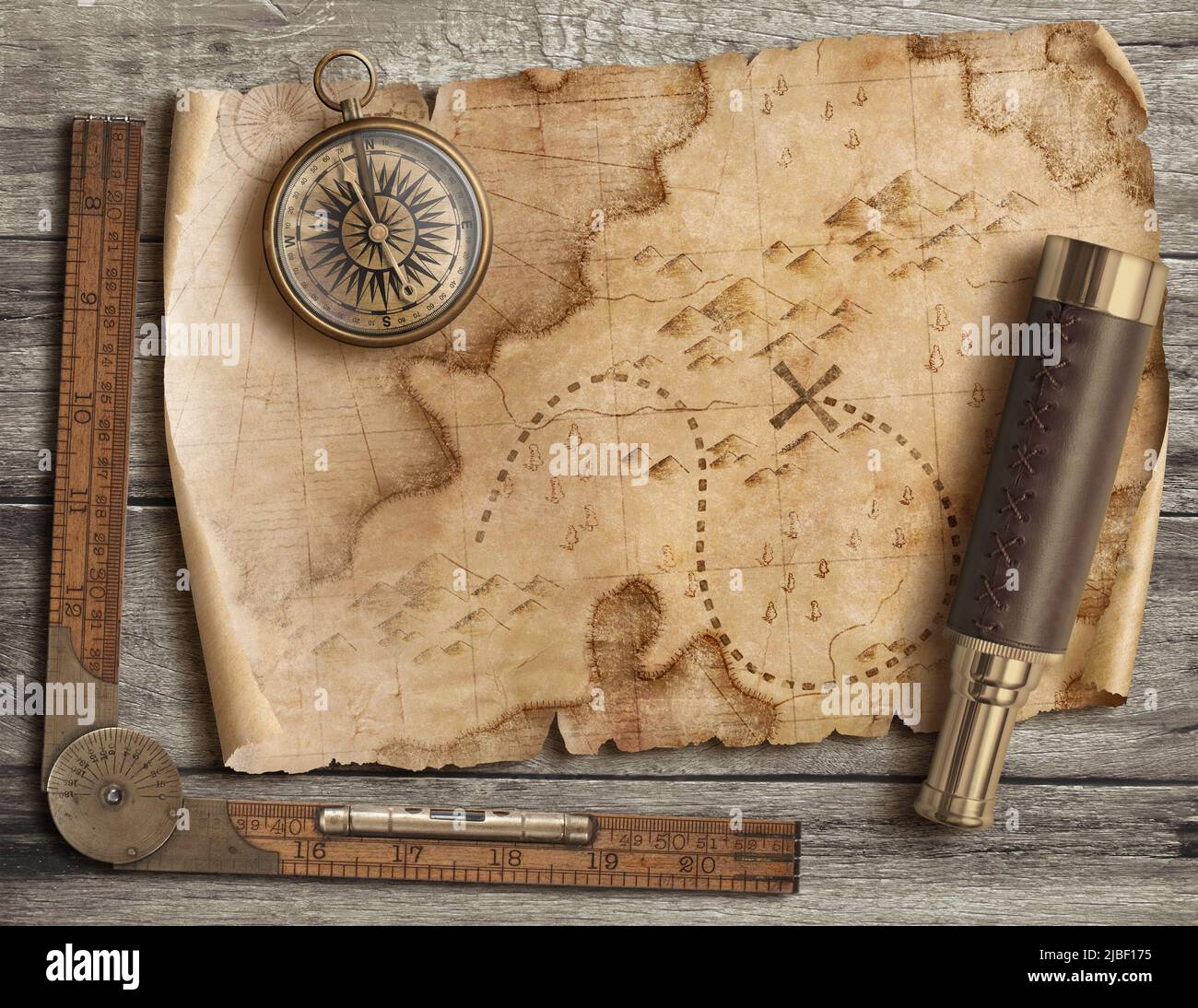 Alte Karte mit zerrissenen Schätzen mit Kompass und Schauglas-Stillleben von oben. Abenteuer- und Reisekonzept. Stockfoto