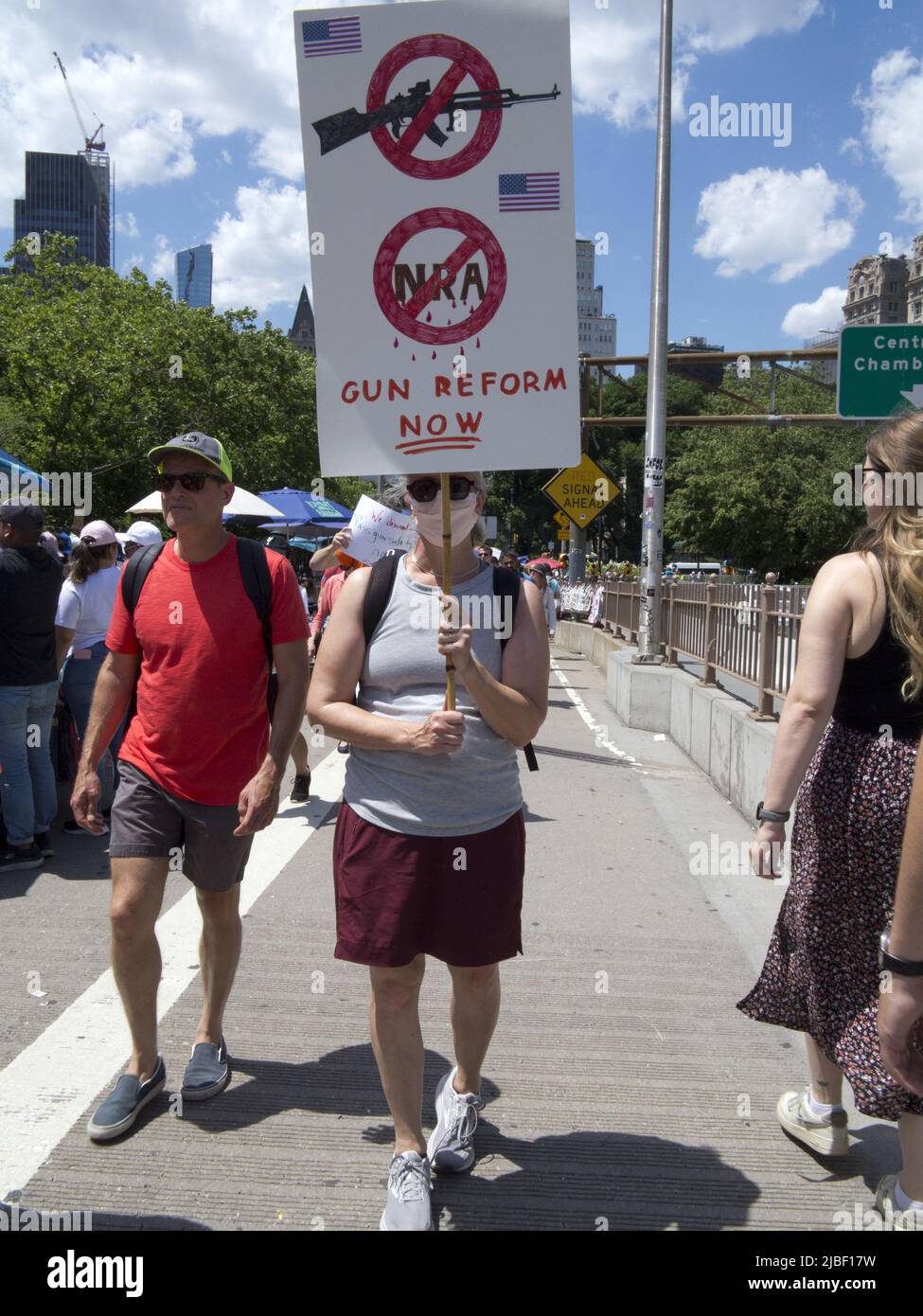 Mütter fordern Aktion für Gun Sense March am 4. Juni 2022. Hunderte von Demonstranten marschierten vom Foley Square in Lower Manhattan zum Cadman Plaza gegenüber Stockfoto