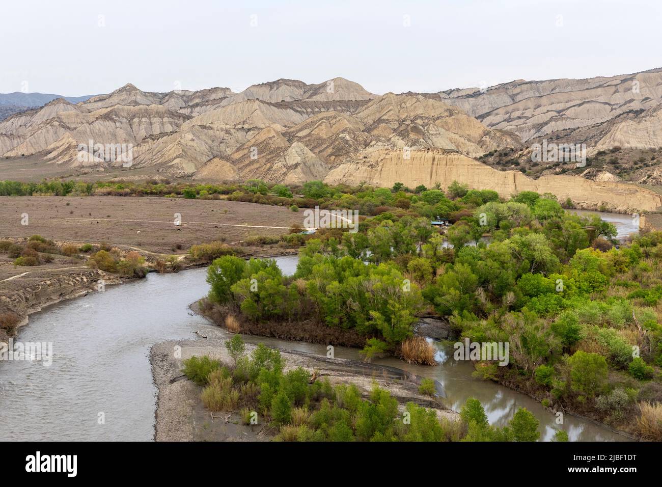 Wunderschöne Landschaft des Vashlovani-Nationalparks und der Gegend um den Fluss alazani an der Grenze zu Aserbaidschan, Georgien Stockfoto