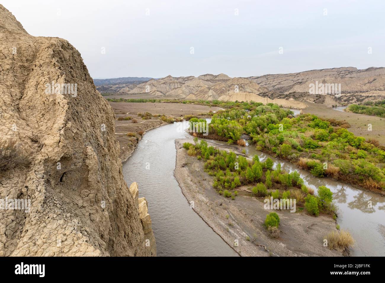 Wunderschöne Landschaft des abgelegenen Vashlovani-Nationalparks und der Gegend um den Fluss alazani an der Grenze zu Aserbaidschan, Georgia Stockfoto