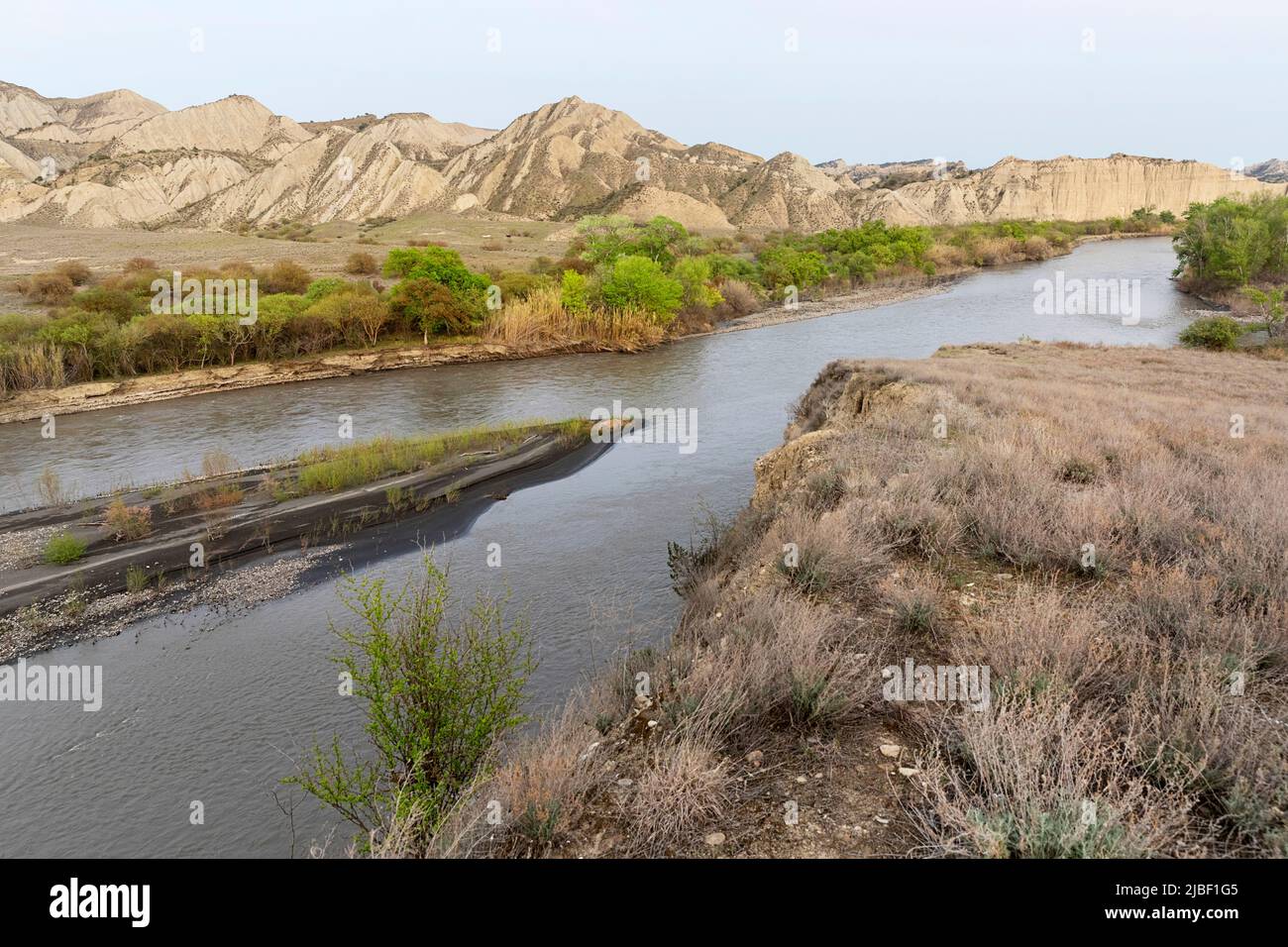 Wunderschöne Wüstenlandschaft des alazani Flusses, grenzt an das Flussgebiet mit Aserbaidschan im abgelegenen Vashlovani-Nationalpark in georgien Stockfoto