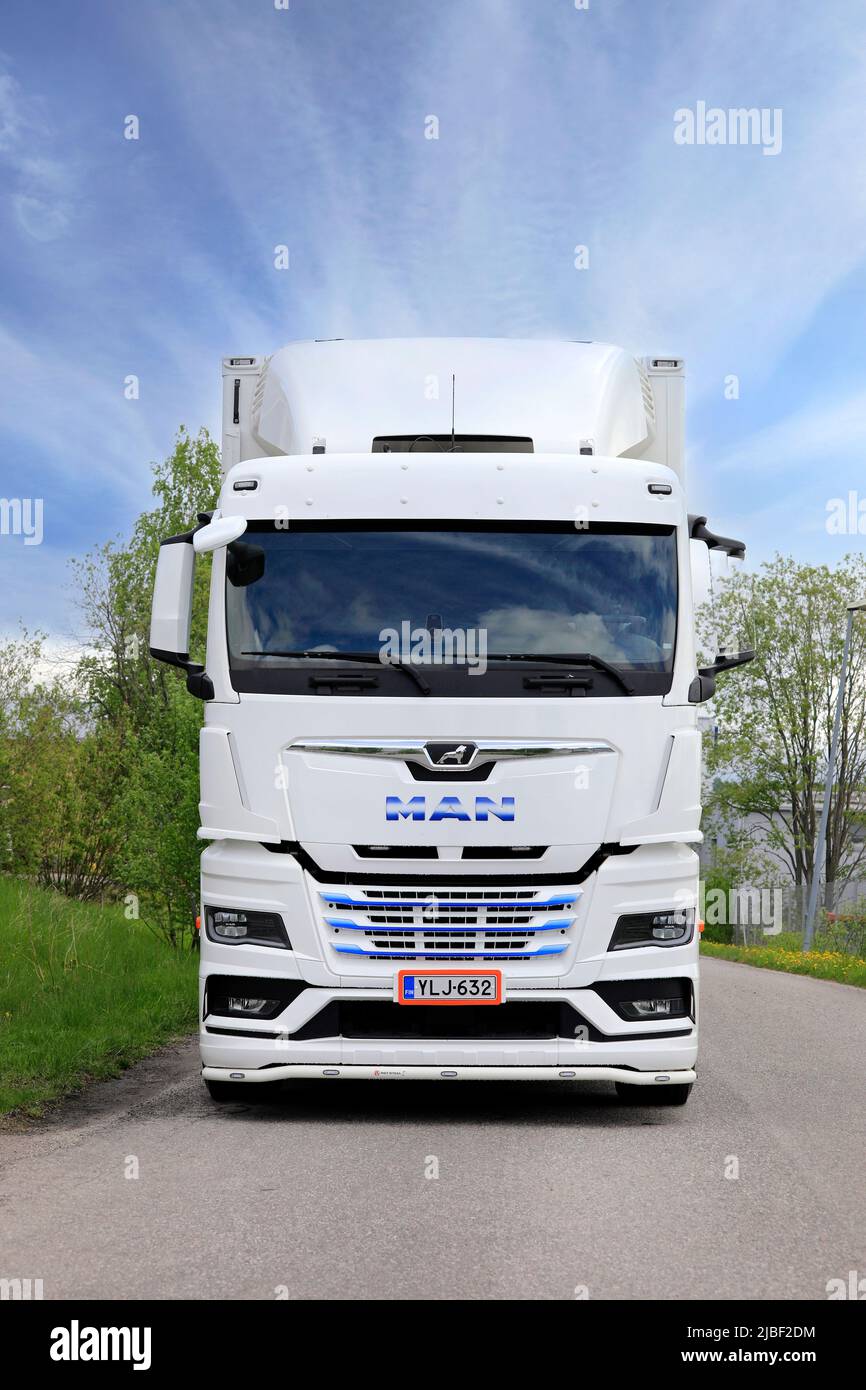 Weißer, neuer MAN TGX 26,510 LKW vor Kühlanhänger auf Asphaltspur geparkt, vertikale Ansicht. Salo, Finnland. 29.Mai 2022. Stockfoto
