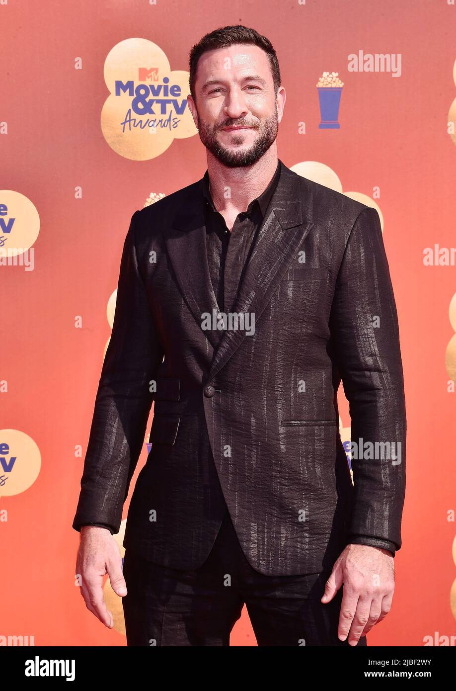 SANTA MONICA, CA - 05 2022. JUNI: Pablo Schreiber nimmt am 05. Juni 2022 an den MTV Movie & TV Awards im Barker Hangar in Santa Monica, Kalifornien, Teil. Stockfoto