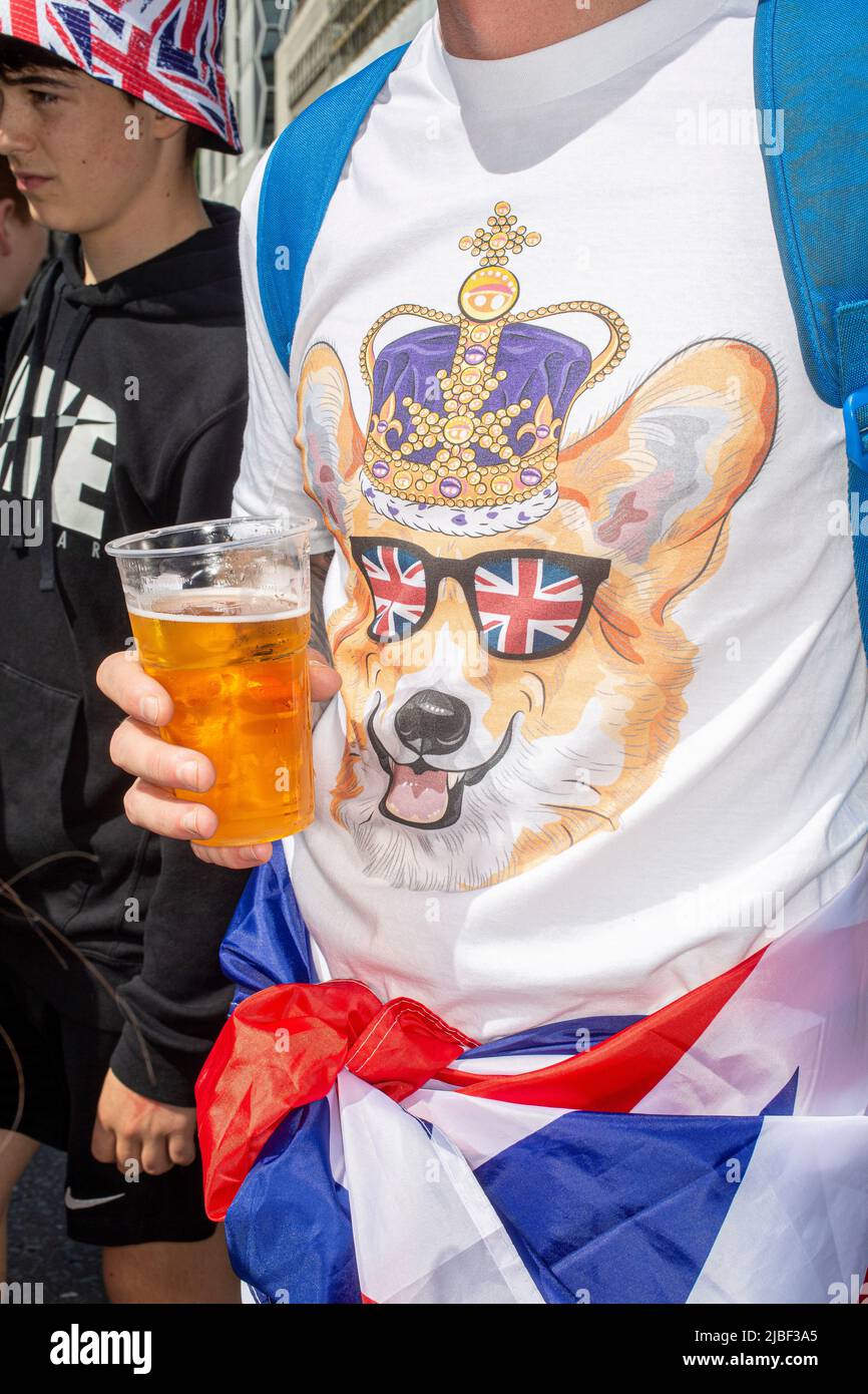 Männlich mit Bier und Queens Jubilee Corgi Krone T-Shirt während Platin Jubiläum in London, Großbritannien. Stockfoto