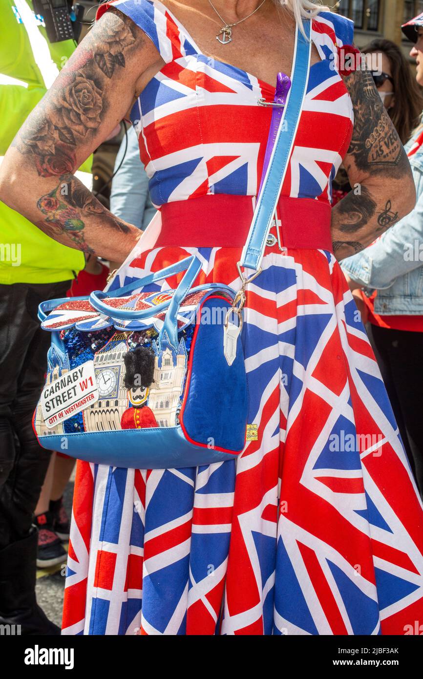 Frau im Union-Jack-Kleid beim Platin-Jubiläum in London. Stockfoto