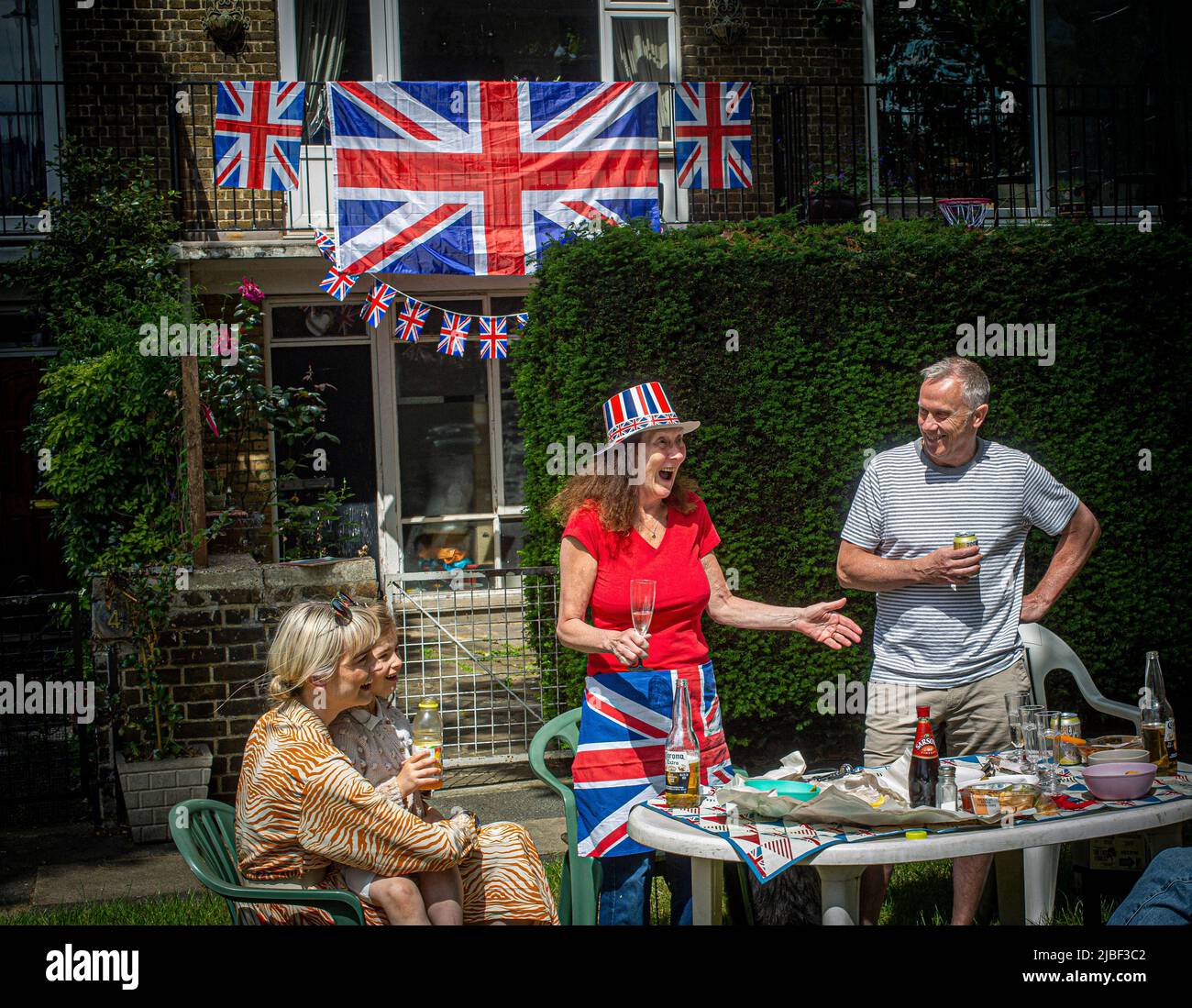 Union Jack-Flaggen und -Streifen stehen vor einem londoner ratshaus, um die 70-jährige Regierungszeit Ihrer Majestät der Königin zu feiern. Stockfoto