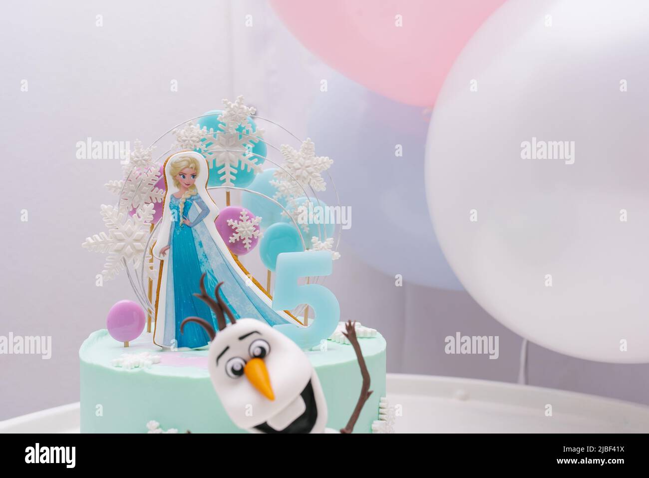 Moskau, Russland. Februar 2022. Kalte Herzgeburtstorte mit Elsa und Elaf zum Kindergeburtstag Stockfoto