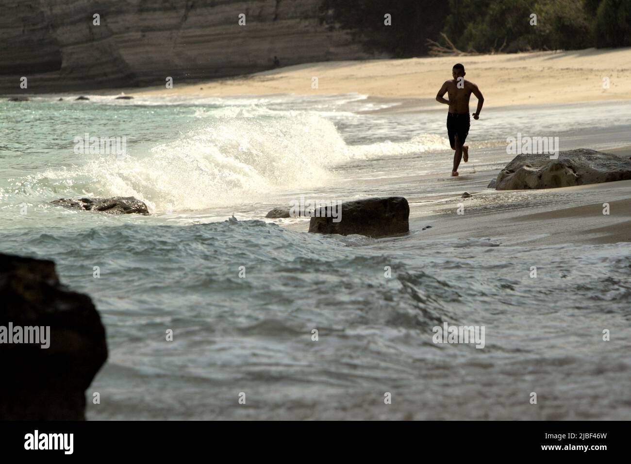 Tarimbang Strand in Tabung, East Sumba, East Nusa Tenggara, Indonesien. Dieser Strand könnte zu den halben Sandstränden der Welt gehören, die bis zum Ende des Jahrhunderts verschwinden könnten, wenn der Klimawandel unvermindert weitergeht, wie Klimawissenschaftler in ihrer Publikation über Nature Climate Change vom März 2020 berichteten. Stockfoto