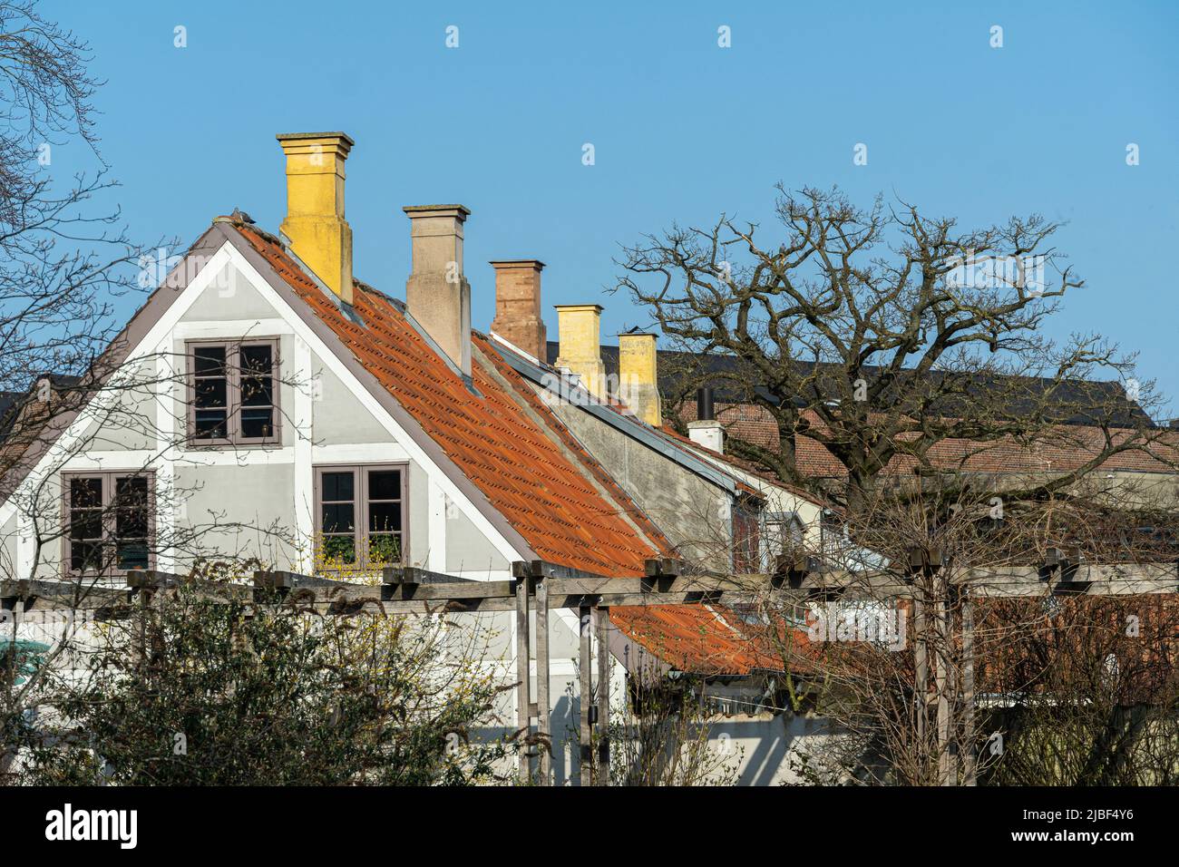 Klassische dänische Wohnarchitektur mit Schornsteinen und Schrägdächern. Odense, Dänemark, Europa Stockfoto