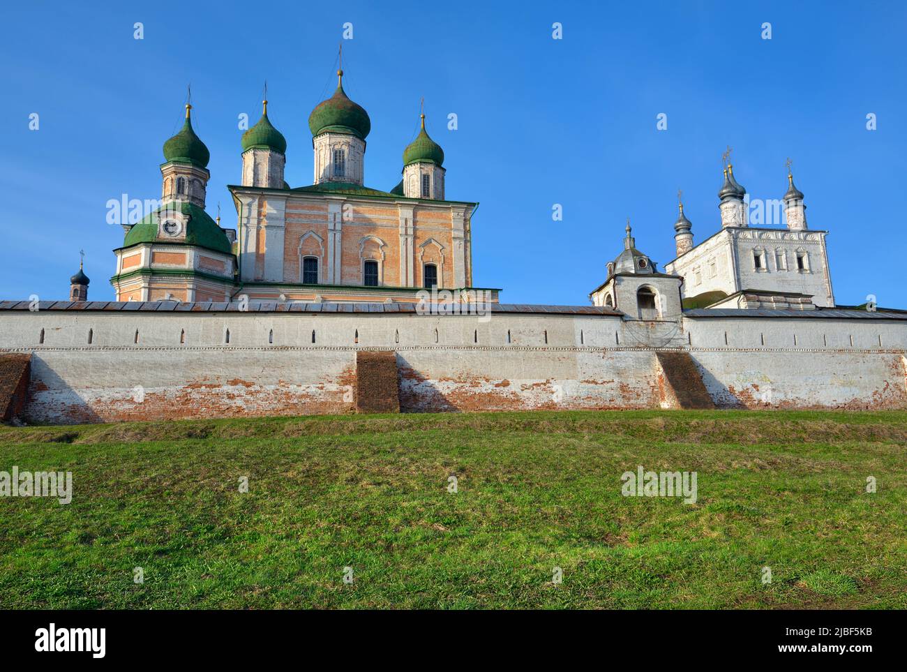 Die Mauern des Gorizki-Himmelfahrtsklosters. Kathedrale der Himmelfahrt der seligen Jungfrau Maria, russische Architektur des XVIII Jahrhunderts. Per Stockfoto
