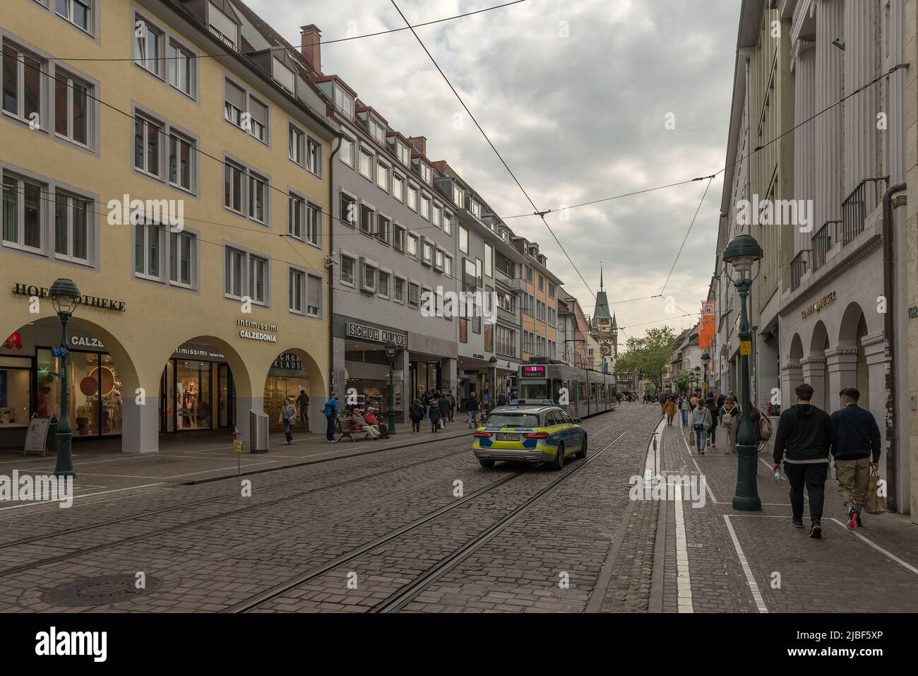 Straße mit Geschäften und Gebäuden in der historischen Altstadt, Freiburg, Deutschland Stockfoto