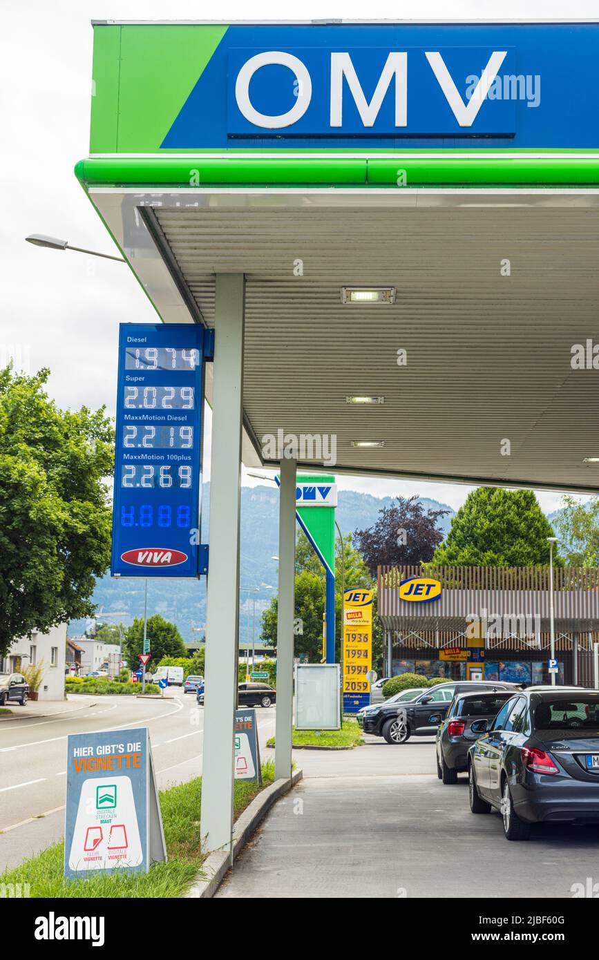 ÖSTERREICH, BREGENZ - 6. JUNI: Preistafel an der Tankstelle mit ...
