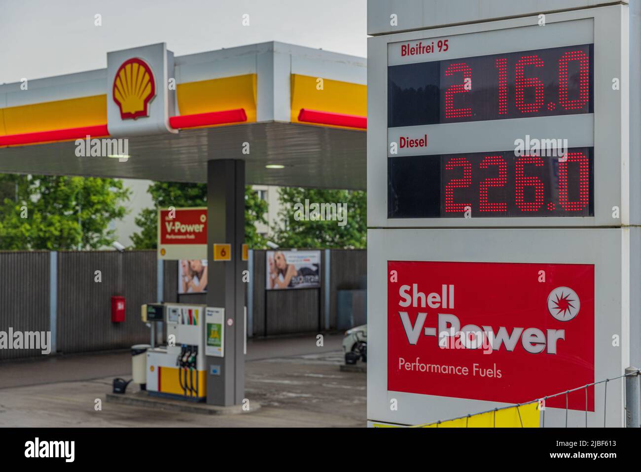 SCHWEIZ, ZWINGEN - 6. JUNI: Preistafel an einer Shell-Tankstelle mit Preisangaben für Gas am 6. Juni 2022 in Zwingen, Schweiz. Die Schweiz hat Stockfoto