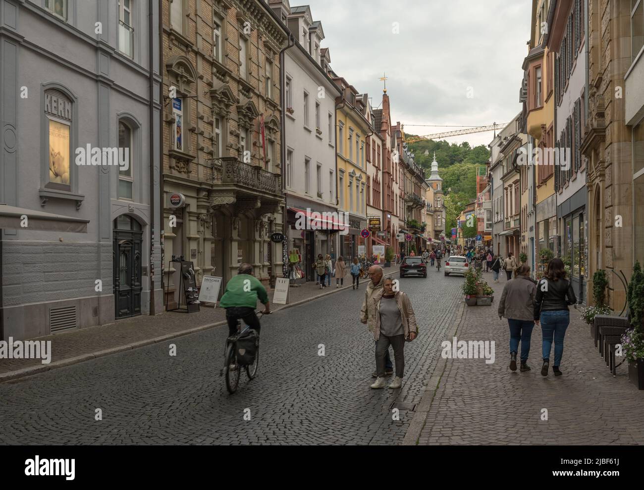 Straße mit Geschäften und Gebäuden in der historischen Altstadt, Freiburg, Deutschland Stockfoto