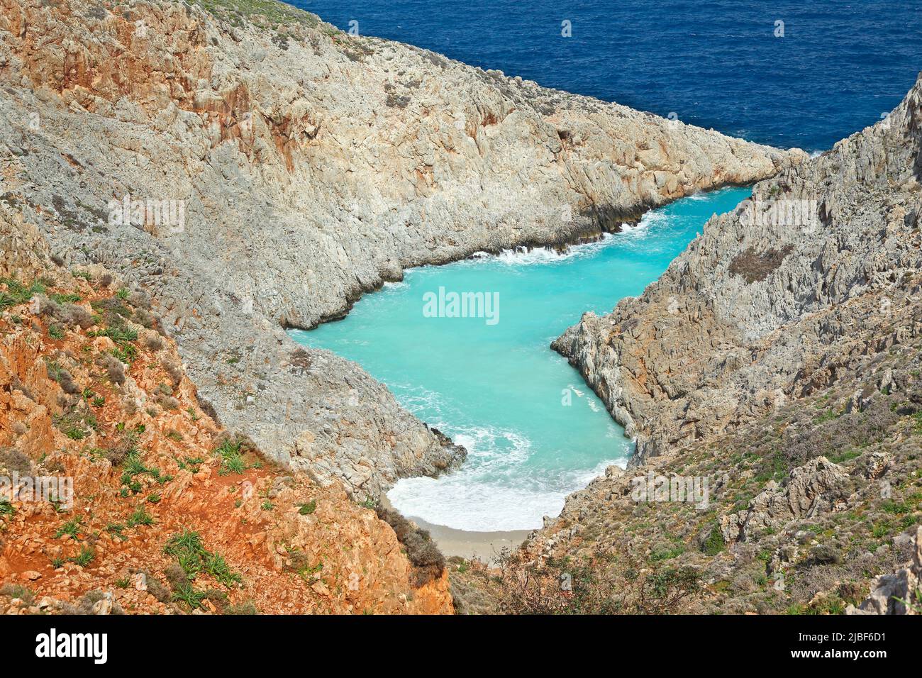 Herrlicher Strand von Seitan Limania, ein berühmtes, magisches Ufer mit türkisfarbenem Wasser. Das Hotel liegt auf der Halbinsel Akrotiri, ganz in der Nähe der Stadt Chania, in Kreta Isran Stockfoto