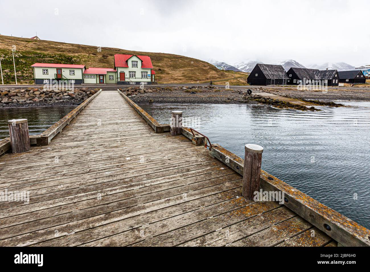 Hofsós ist ein kleines Dorf an der Ostküste von Skagafjörður. Das Dorf ist einer der ältesten Handelsposten des Landes und die Bevölkerung ist etwa 170. Von hier aus verließen zwischen 1850 und 1914 20.000 Menschen Island, um in Nordamerika ein neues Leben zu führen Stockfoto